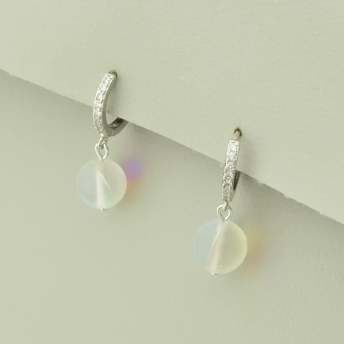 Опалове скло: Магія світла у витончених прикрасах